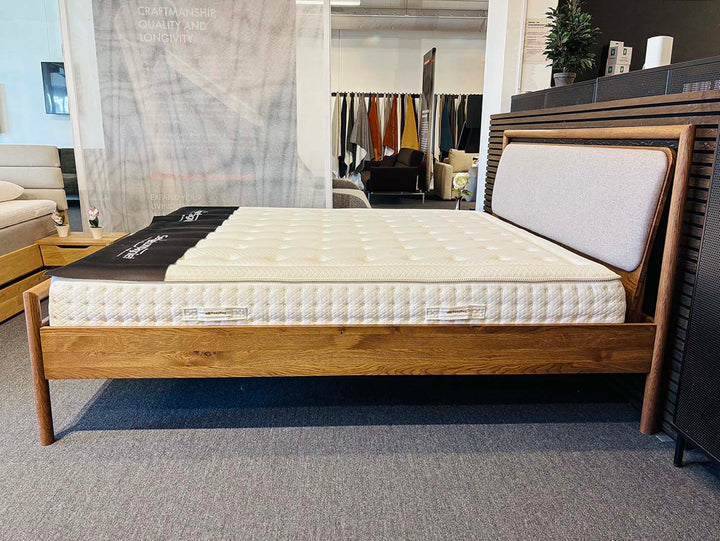 OUTLET Nordic Design Lira sengeramme røget eg 180x200 | Komplet med bunde og madras
