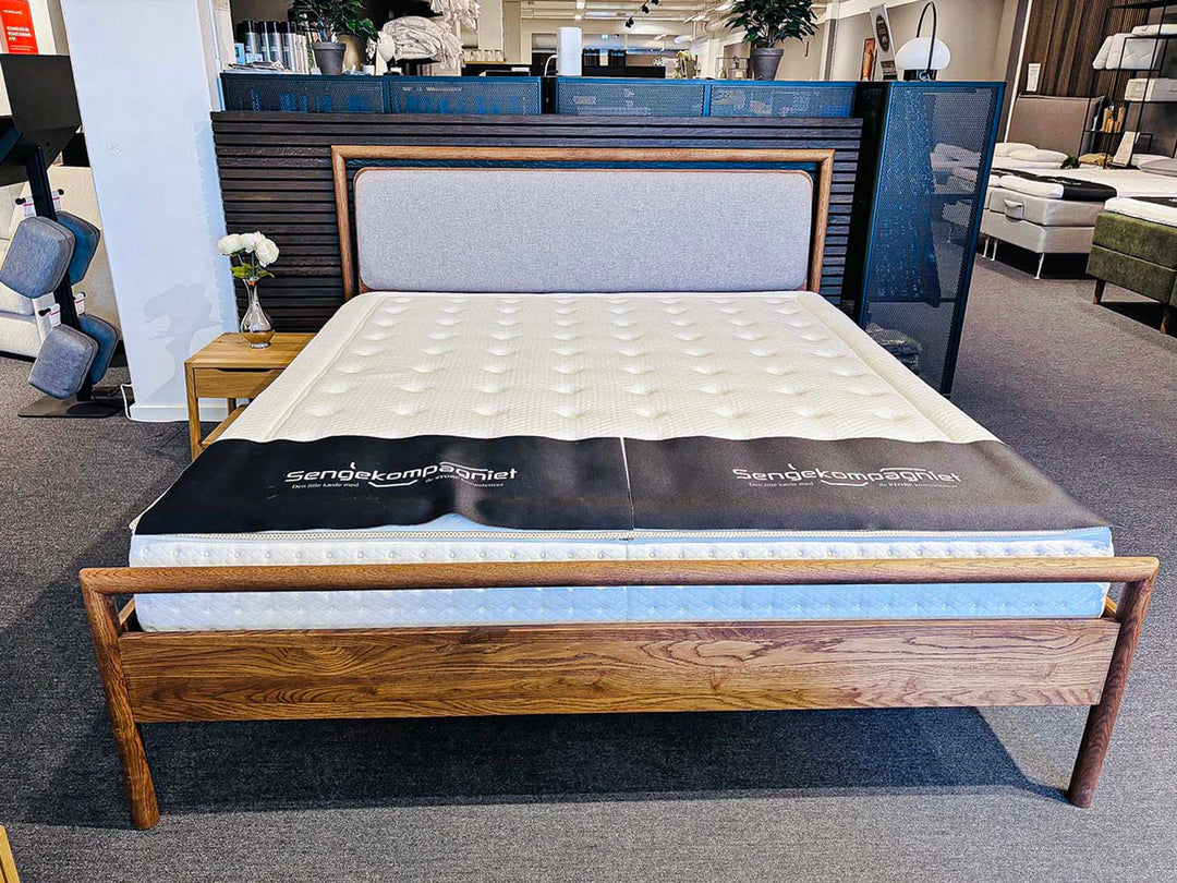 OUTLET Nordic Design Lira sengeramme røget eg 180x200 | Komplet med bunde og madras
