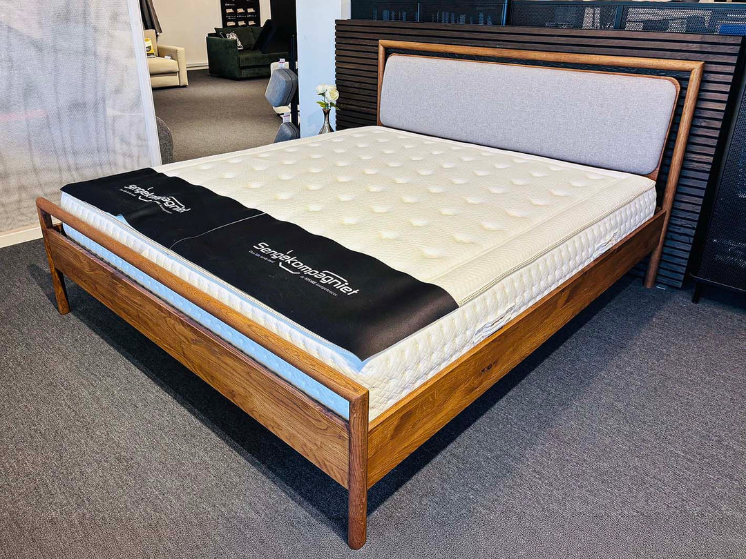 OUTLET Nordic Design Lira sengeramme røget eg 180x200 | Komplet med bunde og madras